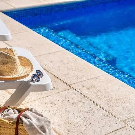 Aure Con Piscina Y Aire Acondicionado